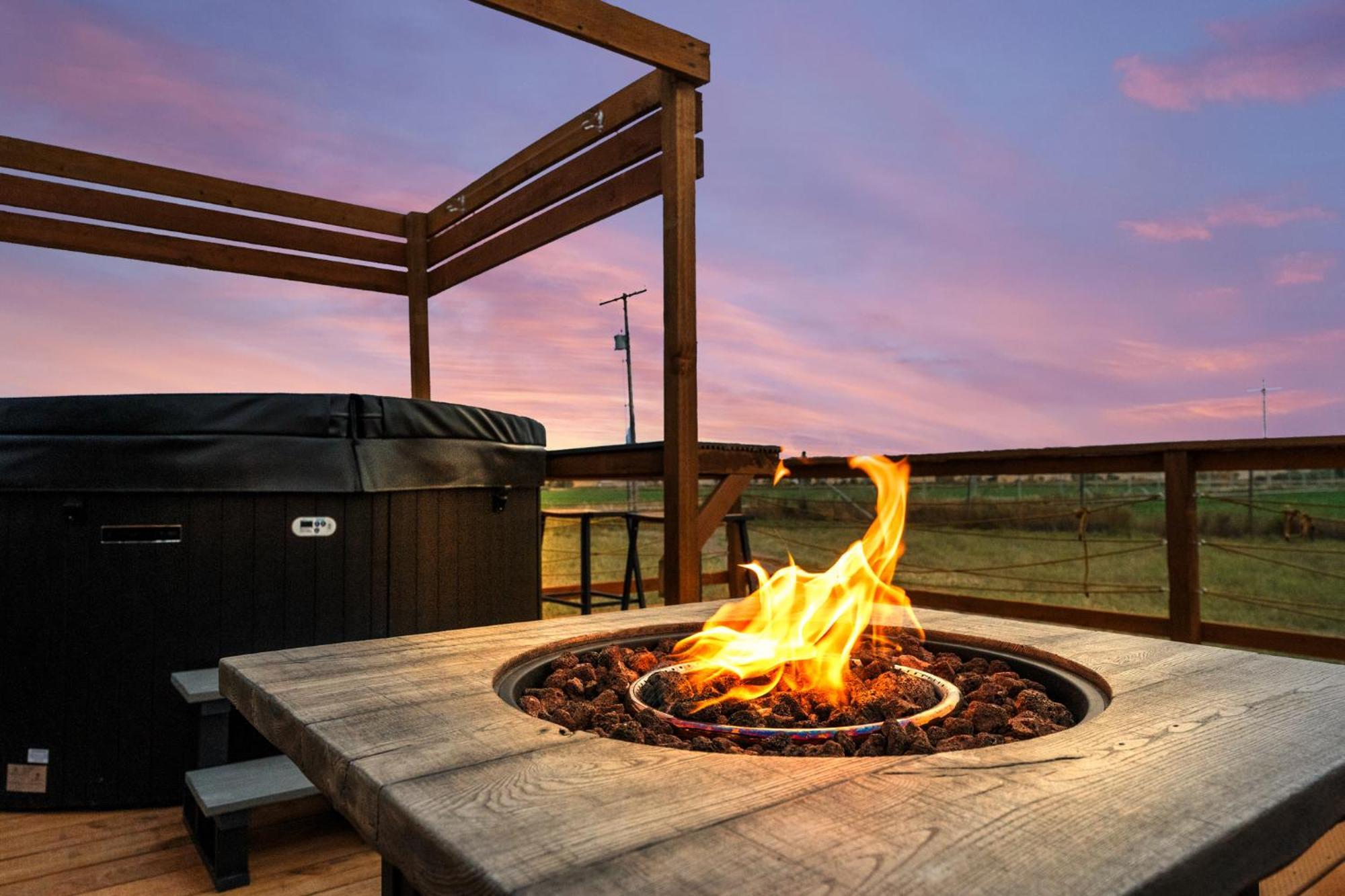 Modern Tiny Cabin, With Hot Tub In Choteau Mt Exteriér fotografie